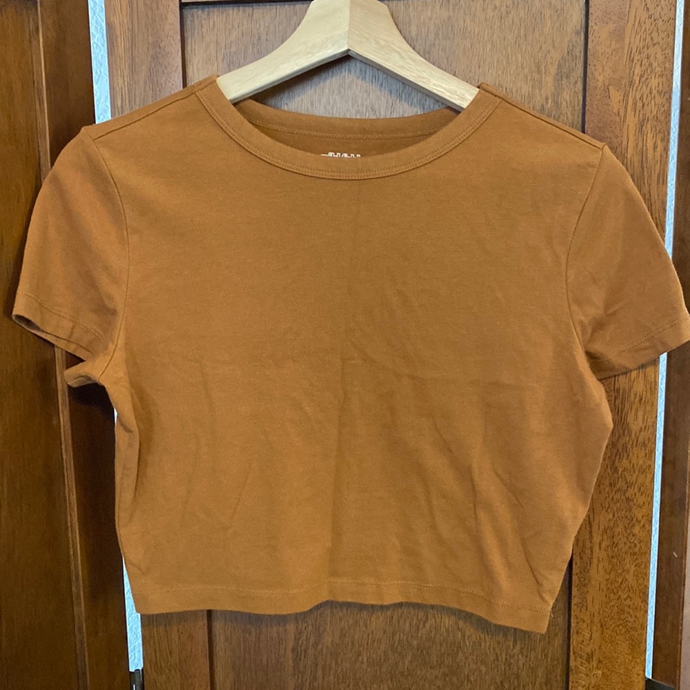 2 Cropped Tops